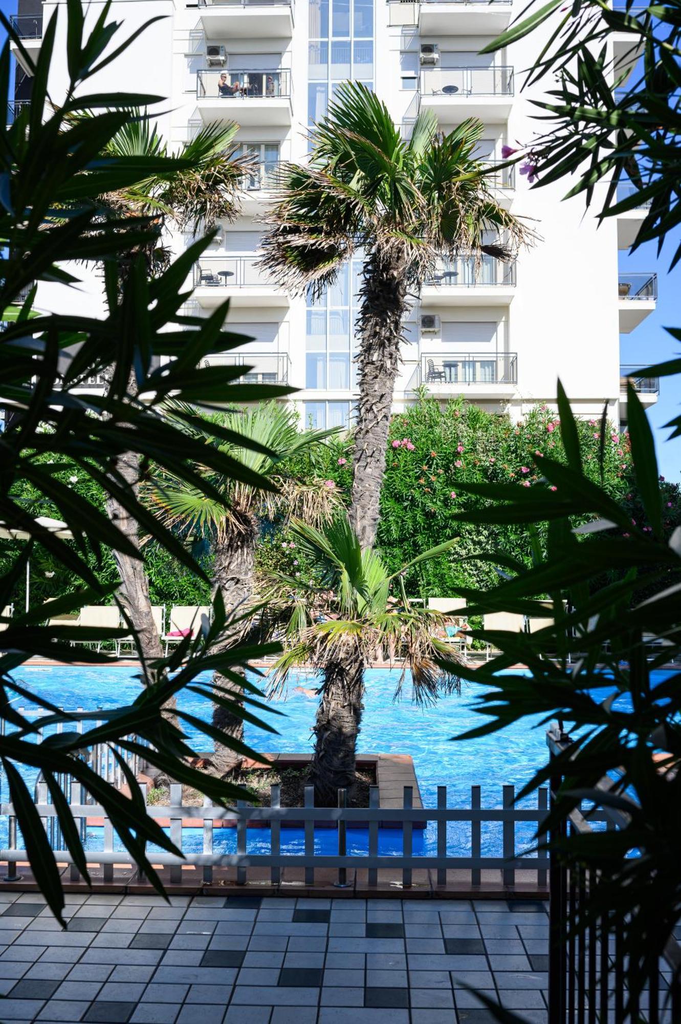 Hotel De Paris Lido Di Savio Bagian luar foto