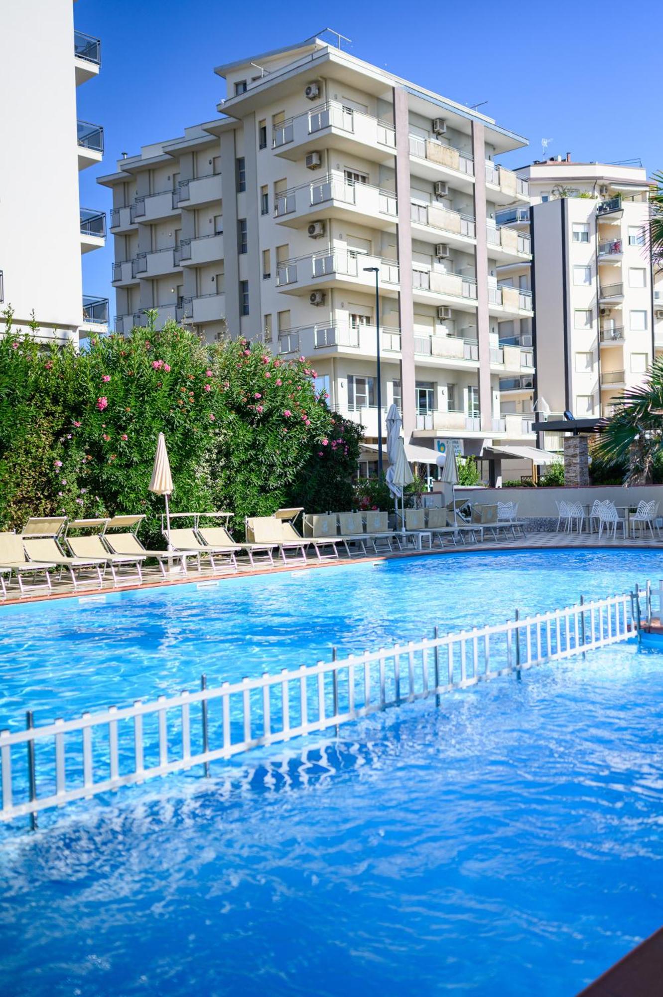 Hotel De Paris Lido Di Savio Bagian luar foto