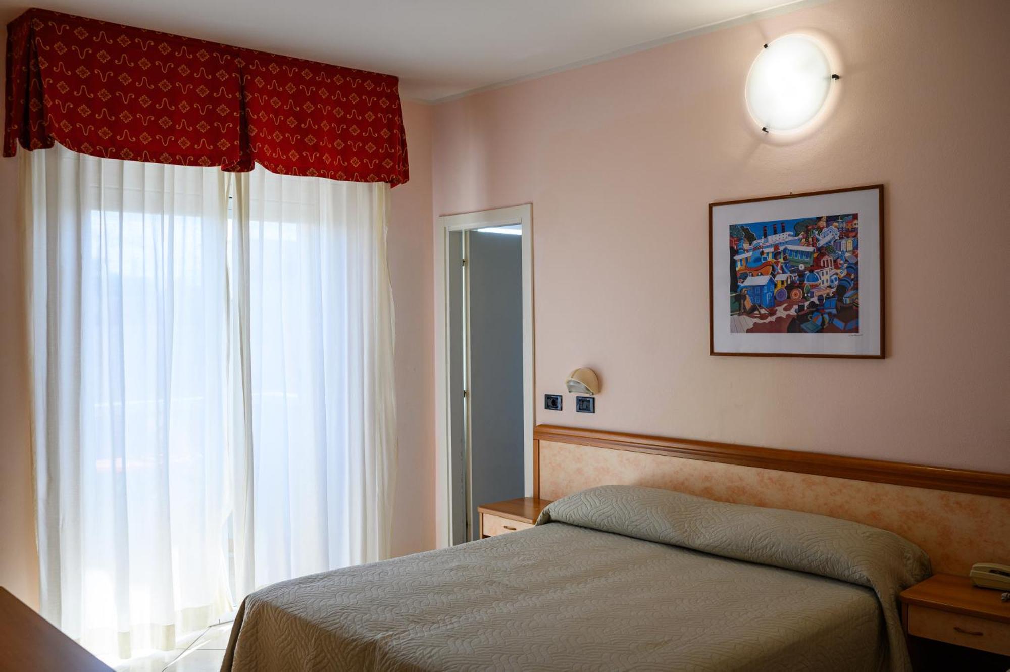 Hotel De Paris Lido Di Savio Bagian luar foto