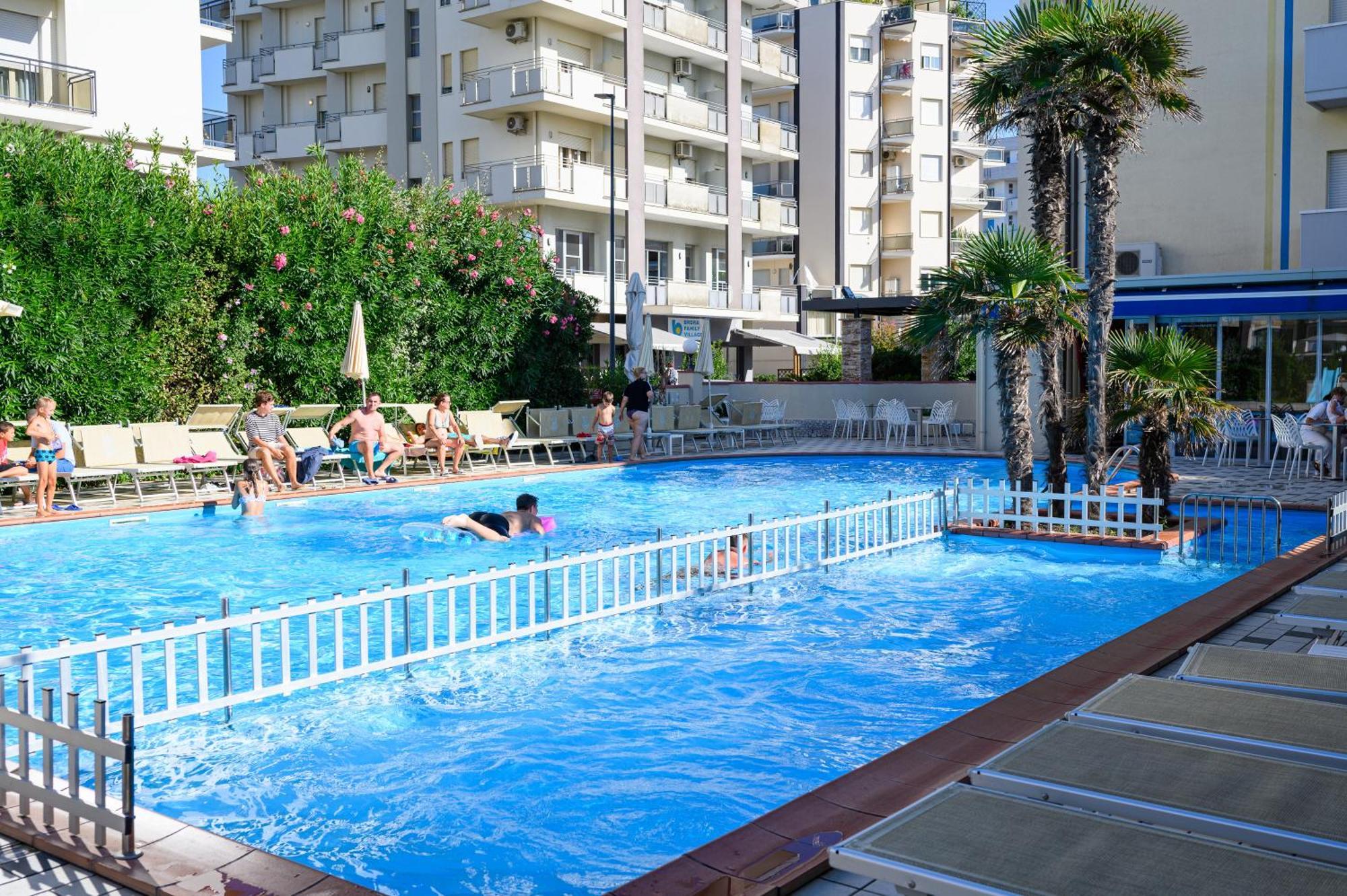 Hotel De Paris Lido Di Savio Bagian luar foto